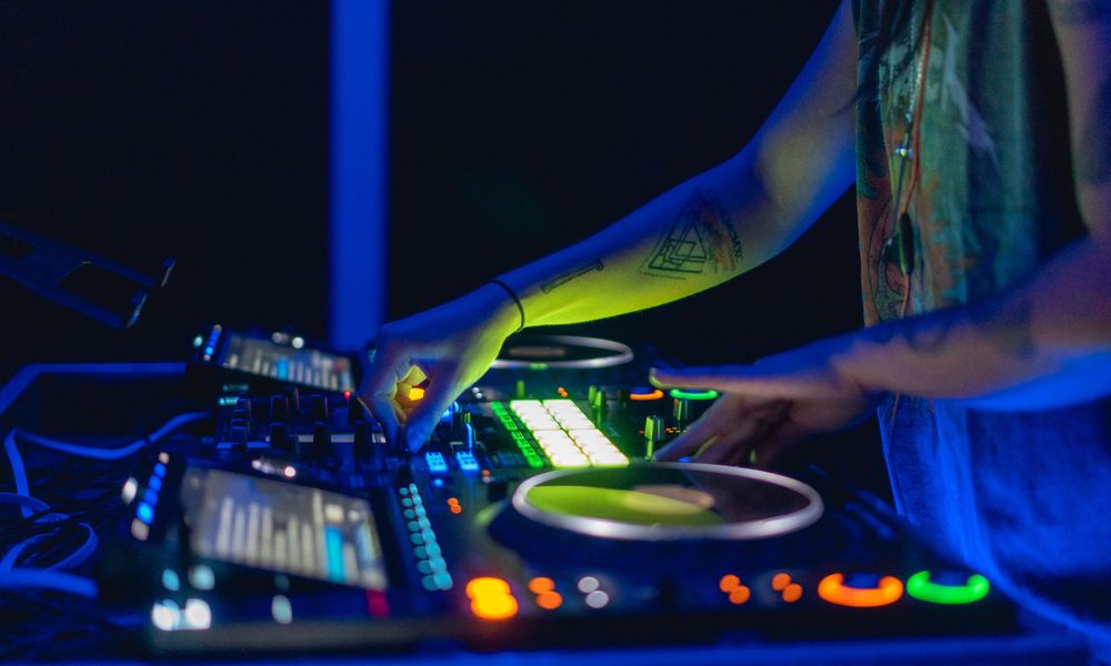 Etkinliğe Uygun Müzik Seçimi: DJ mi, Canlı Müzik mi? (Akış ve Örnek Playlist Mantığı)